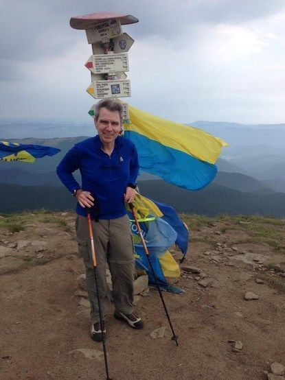 Посол США позировал с перевернутым флагом Украины: фотофакт