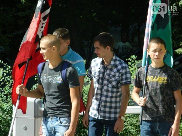 В Запорожье люди с символикой "Правого сектора" жестко разогнал митинг, в ПС отрицают