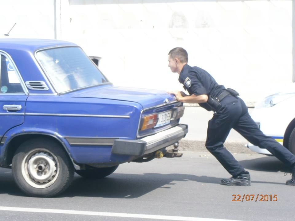 В Киеве полицейский толкал заглохший "Жигуль": фотофакт