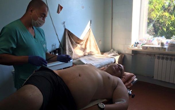 Раненый в АТО Булатов поделился жуткими фото, как из него вырезали осколок