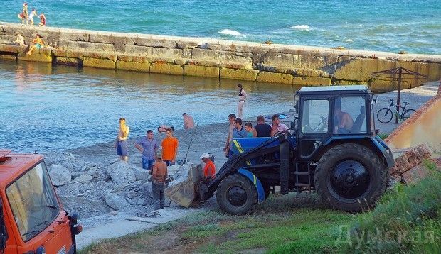 В Одессе освобожденный пляж экс-регионала вновь обносят забором: фотофакт