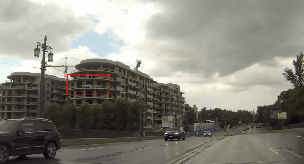 Россиянин припарковал Maserati на балконе 5-го этажа 