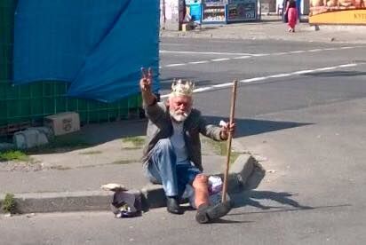Киевлян возмутили "смешные фотографии" местного бездомного в короне