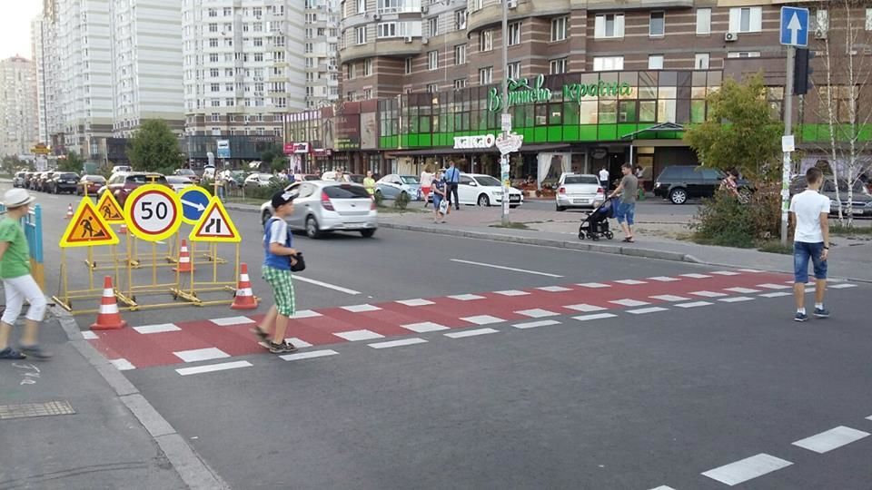 В Киеве появились зебры для велосипедистов: фотофакт