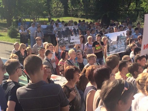 У Донецьку декілька сотень городян вийшли на мітинг: опубліковані фото