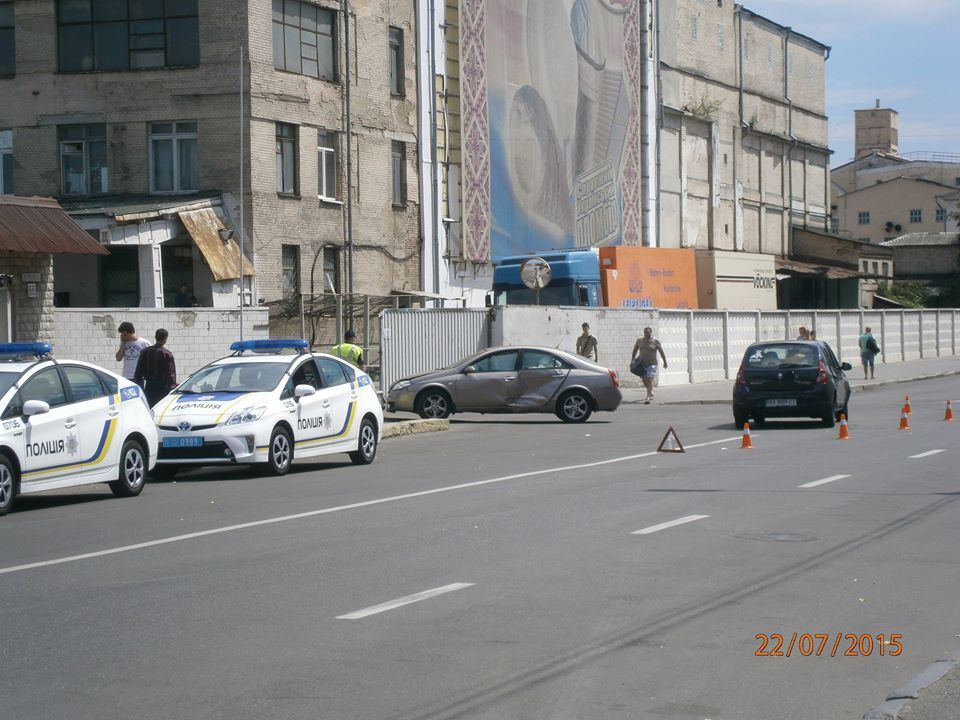 У Києві поліцейський штовхав заглухлий "Жигуль": фотофакт