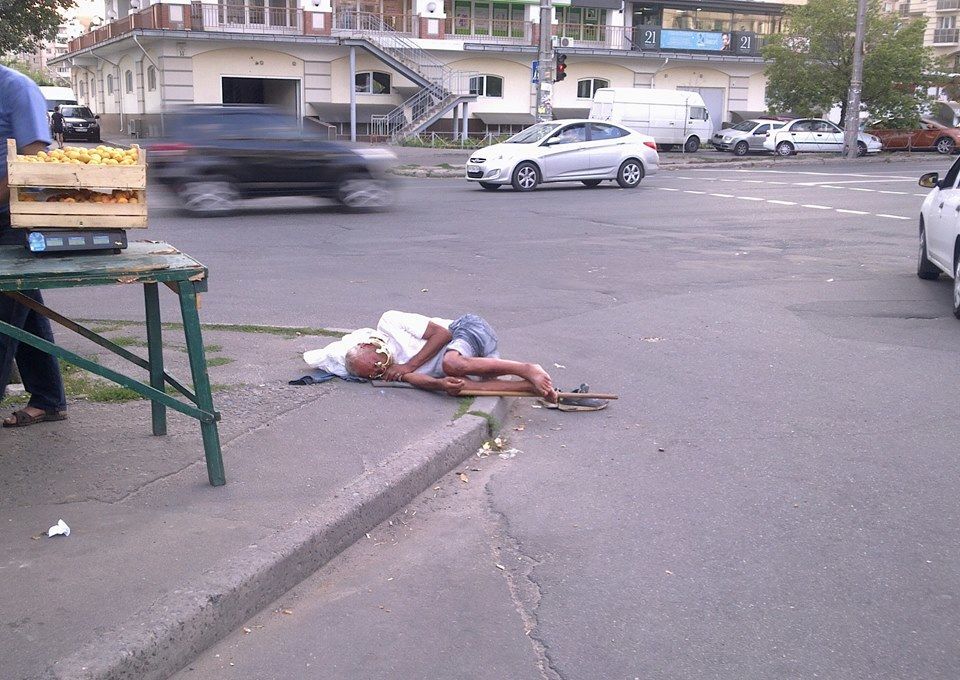 Киевлян возмутили "смешные фотографии" местного бездомного в короне