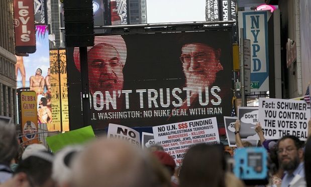 Против ядерной сделки: тысячи жителей Нью-Йорка вышли на улицы с требованием "Обама, будь мужиком"