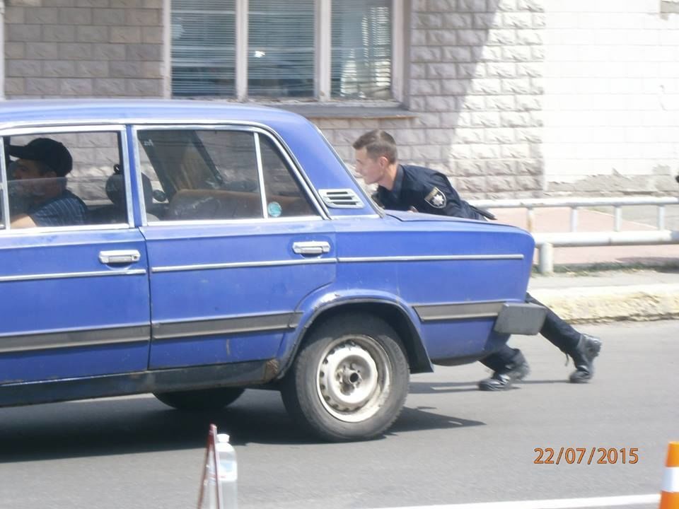 У Києві поліцейський штовхав заглухлий "Жигуль": фотофакт