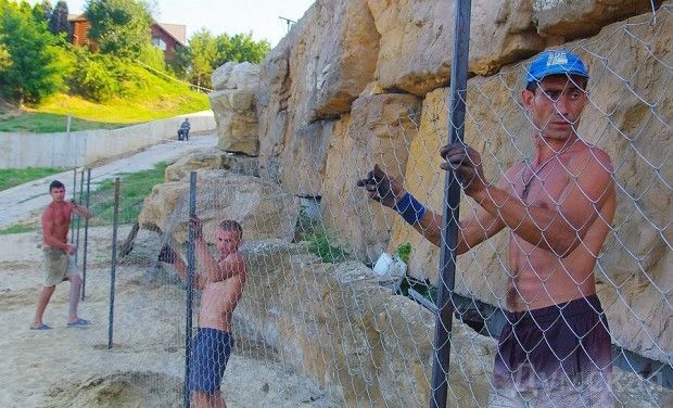 В Одессе освобожденный пляж экс-регионала вновь обносят забором: фотофакт