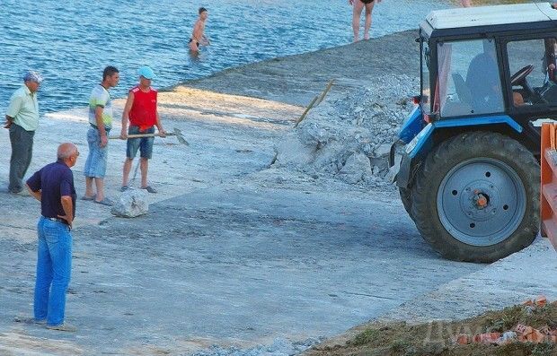 В Одесі звільнений пляж екс-регіонала знову обносять парканом: фотофакт