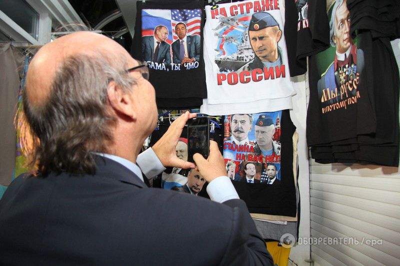 "Друг Путина" Поццо в Крыму купил футболку с принтом "Обама, ты чмо": фотофакт