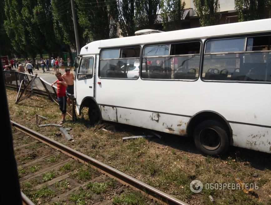В Киеве маршрутка столкнулась с легковушкой, есть пострадавшие: фото с места аварии
