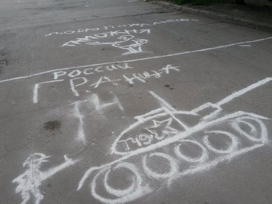 Інша сторона війни в Донецьку: лімузини, забиті кафе і фотосесії