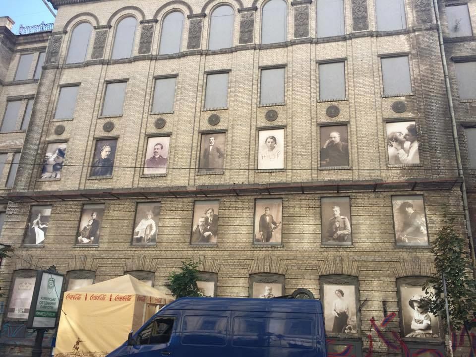 В Киеве заброшенный дом украсили огромными фотографиями: фотофакт