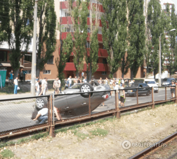 В Киеве маршрутка столкнулась с легковушкой, есть пострадавшие: фото с места аварии