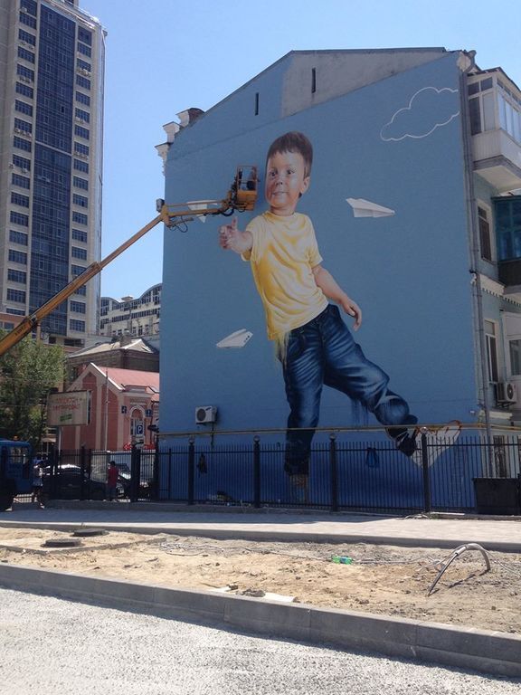 В Киеве нарисовали "четырехэтажного мальчика": фотофакт