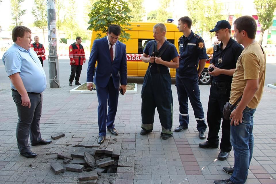 У центрі Києва стався підземний вибух: фотофакт