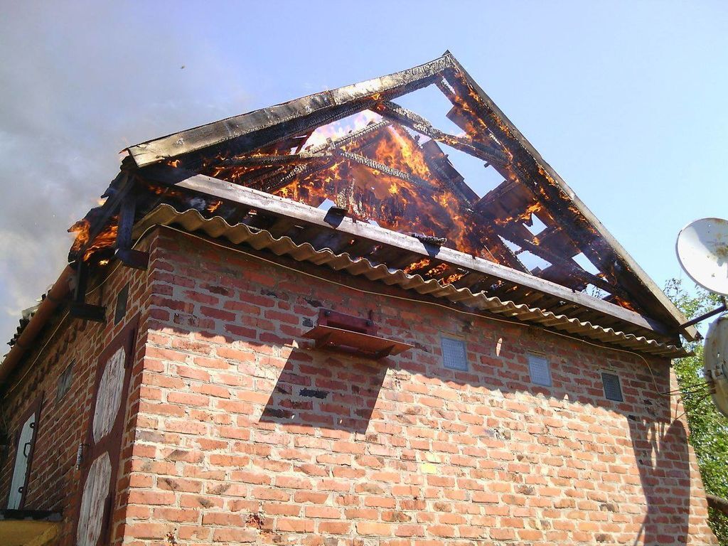 Из-за обстрела террористов загорелся поселок в Донецкой области: фотофакт