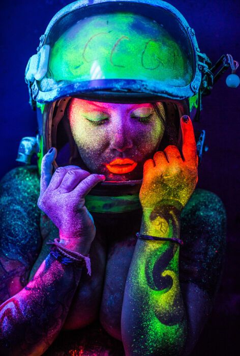 Магия ультрафиолета: фантастические фото людей в красках