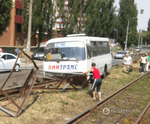 В Киеве маршрутка столкнулась с легковушкой, есть пострадавшие: фото с места аварии