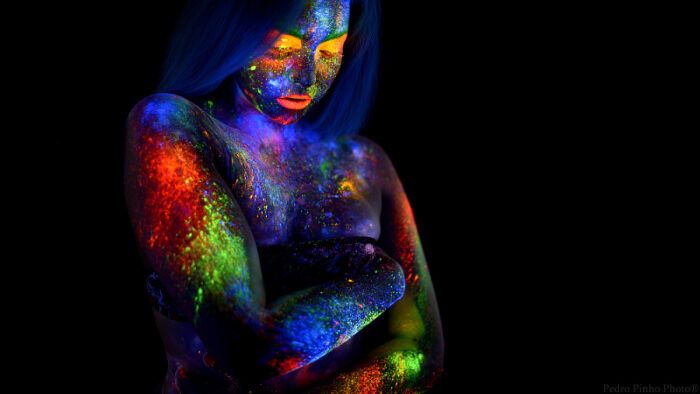 Магия ультрафиолета: фантастические фото людей в красках