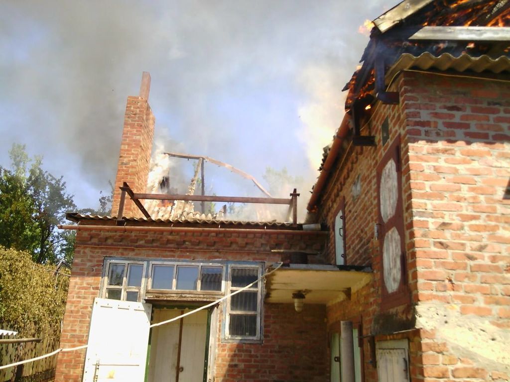 Через обстріл терористів загорілося селище в Донецькій області: фотофакт