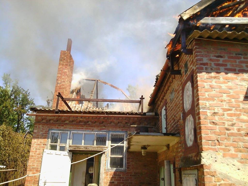 Через обстріл терористів загорілося селище в Донецькій області: фотофакт