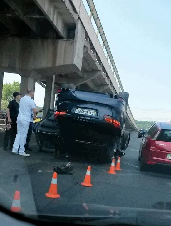 В Киеве на мосту Метро перевернулся Porsche: фотофакт