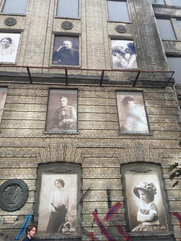 В Киеве заброшенный дом украсили огромными фотографиями: фотофакт