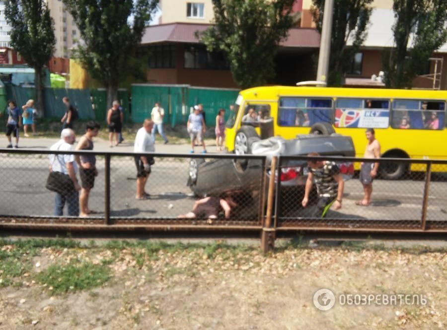 В Киеве маршрутка столкнулась с легковушкой, есть пострадавшие: фото с места аварии