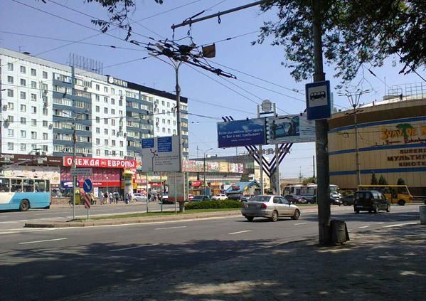 Другая сторона войны в Донецке: лимузины, забитые кафе и фотосессии