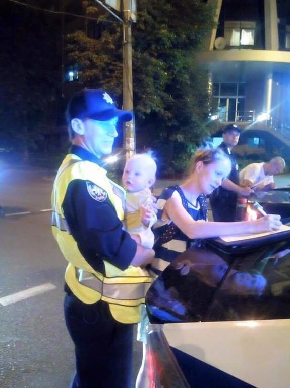 Патрульні в Києві під час служби встигають няньчити малюків: фотофакт