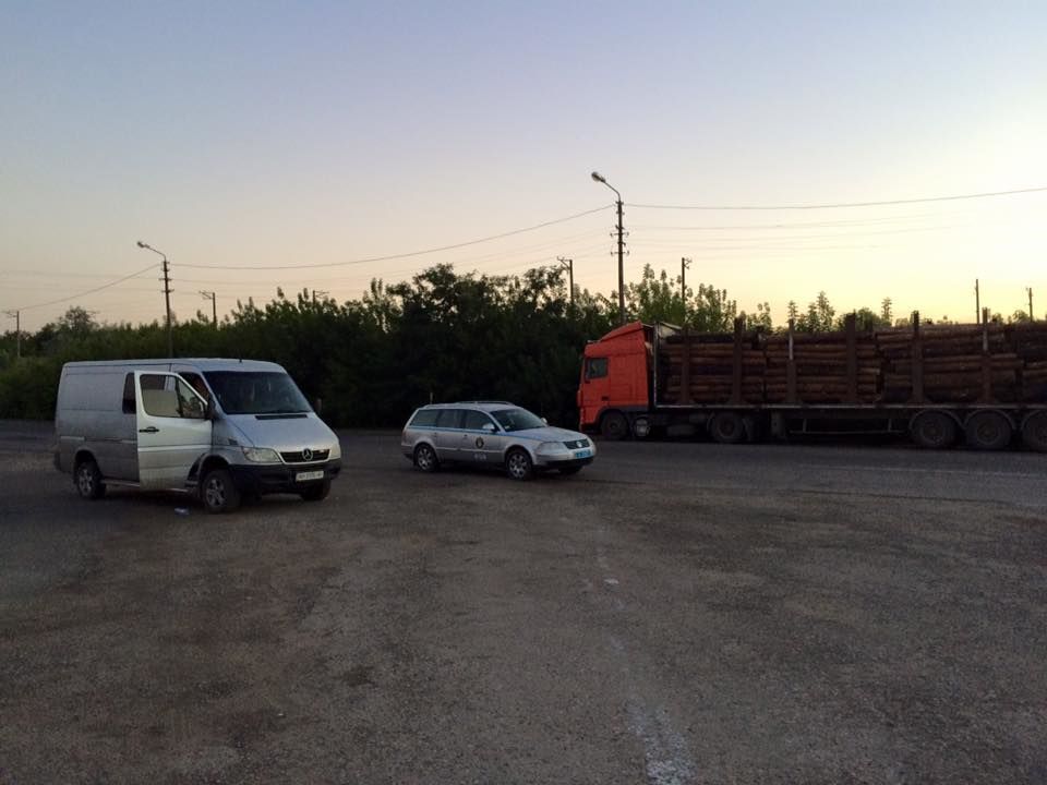 СБУ викрила бійців МВС "Артемівськ", які "кришували" контрабанду лісу