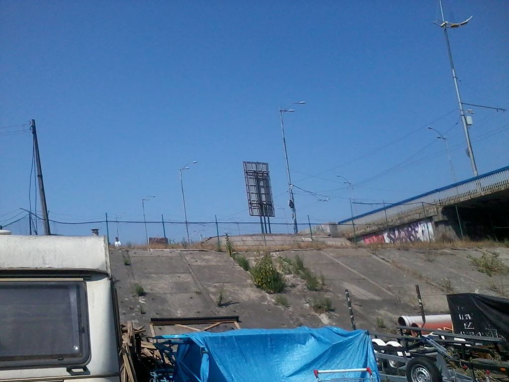 Розлючені кияни знесли паркан біля Московського мосту: опубліковані фото