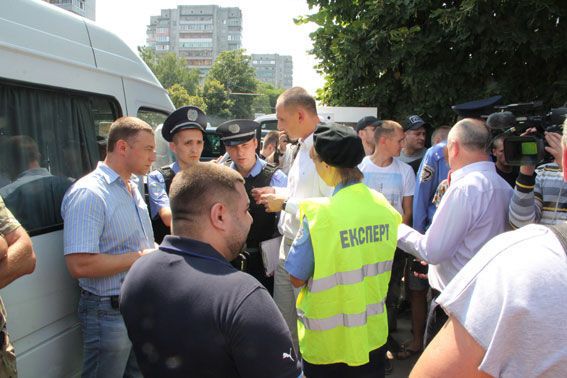 У Чернігові напередодні виборів затримали машину з фальшивими печатками виборчкомів