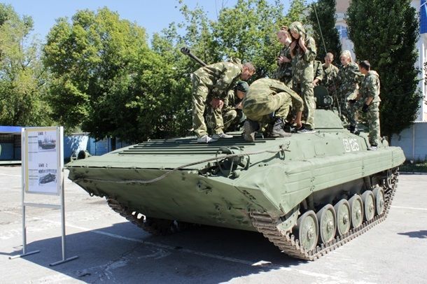 Терористи "ЛНР" брязкали перед дітьми зброєю: опубліковані фото