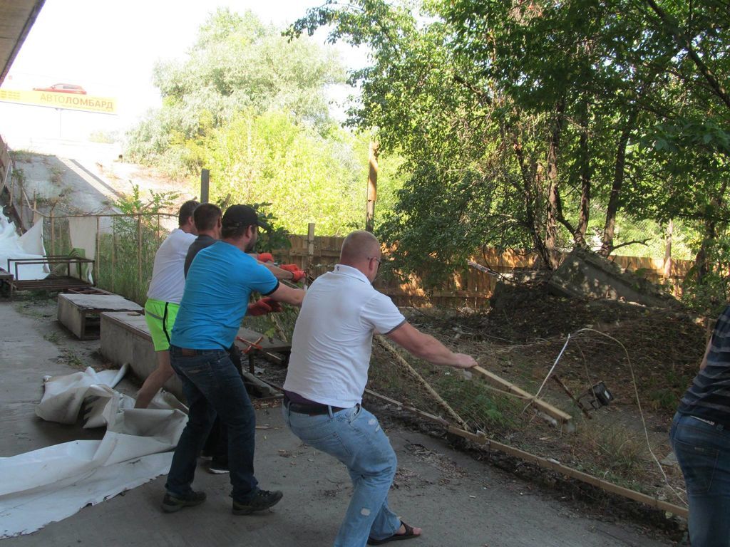 Розлючені кияни знесли паркан біля Московського мосту: опубліковані фото