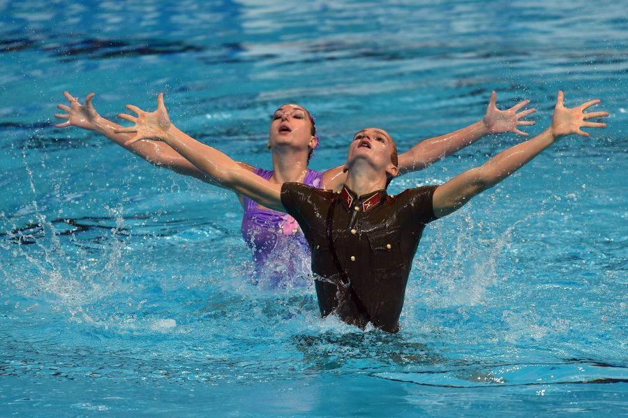 Российский пловец в форме солдата вызвал фурор на чемпионате мира: фото и видео