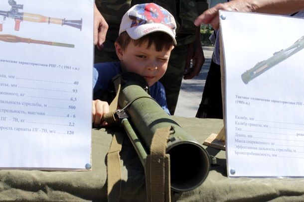 Терористи "ЛНР" брязкали перед дітьми зброєю: опубліковані фото