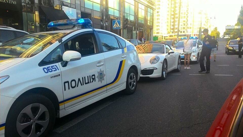 В Киеве полицейские остановили блондинку на Porsche: фотофакт