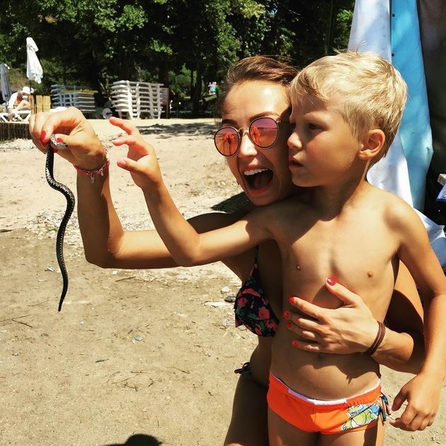 Жена-красавица футболиста "Днепра" поймала змею голыми руками: фотофакт
