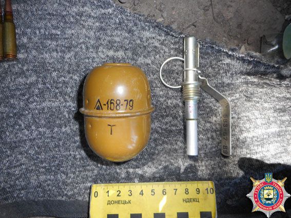 На Донеччині в будинку зека знайшли арсенал зброї: фотофакт