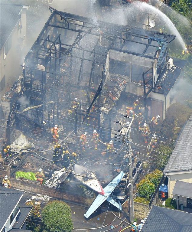 У Токіо впав літак: є жертви. Опубліковані фото і відео