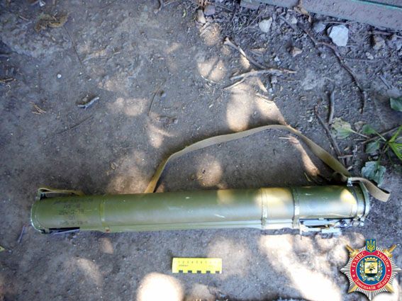 На Донеччині в будинку зека знайшли арсенал зброї: фотофакт