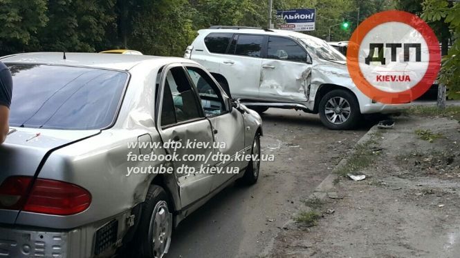 У Києві Mercedes протаранив позашляховик із жінкою-водієм