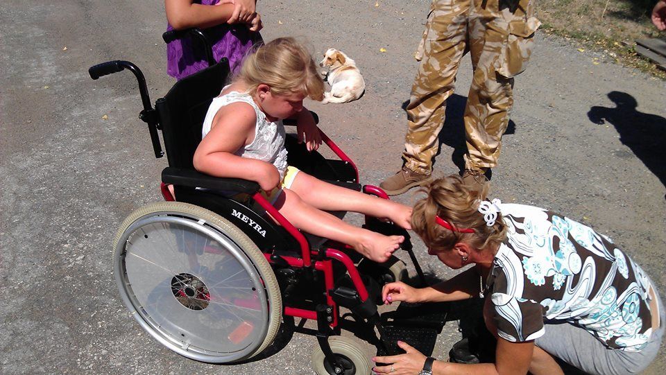 Під Широкино "Маріупольська сотня" подарувала дівчинці інвалідну коляску: фотофакт