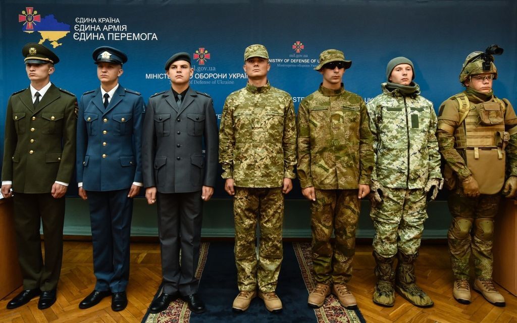 Порошенко показали новую форму украинских военных: фоторепортаж