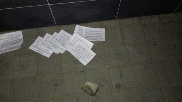 "Коктейлі Молотова" і бруківка: львів'яни вночі атакували "Сбербанк Росії". Опубліковані фото і відео