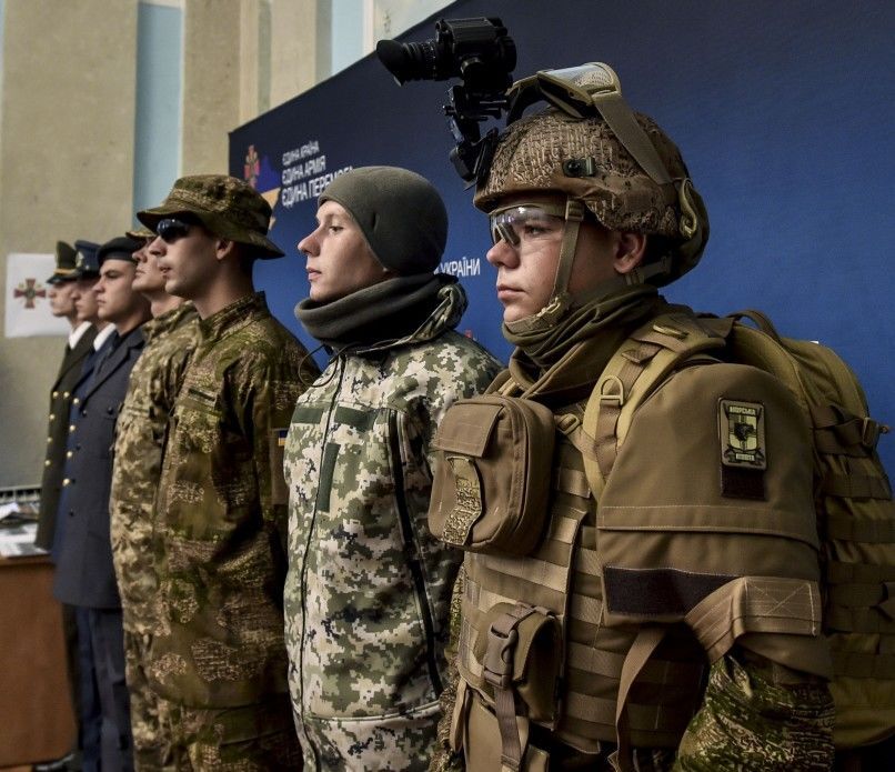 Порошенко показали новую форму украинских военных: фоторепортаж